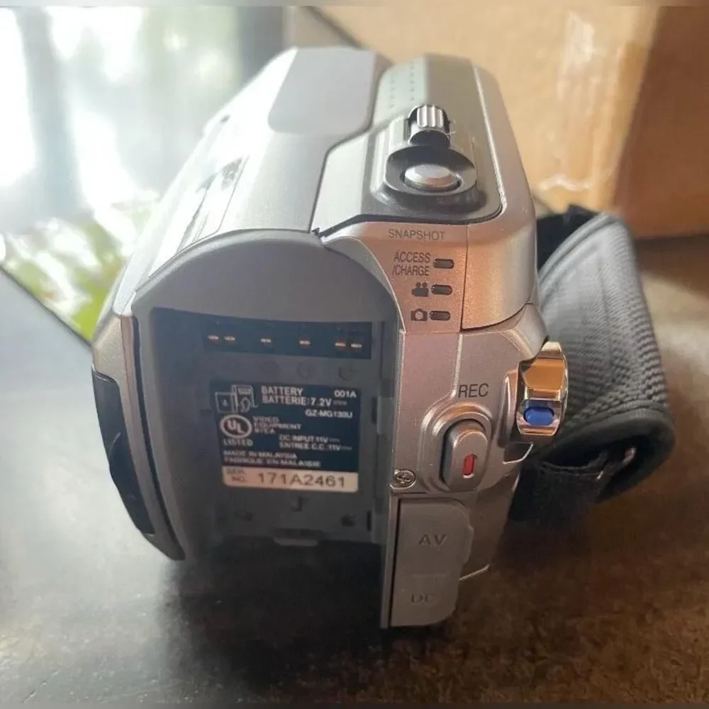 JVC Everio GZ-MG130U 30GB HDD Camcorder 34x Zoom SD Card Slot Silver Remote READ